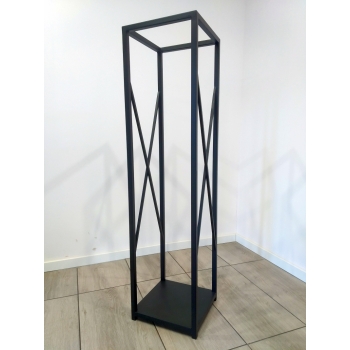 Solidny stojak na drewno kominkowe